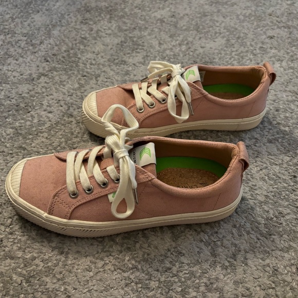 Women’s Cariuma low top sneaker size 7 - Picture 3 of 4